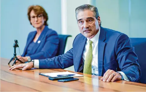  ?? Elizabeth Conley/Staff photograph­er ?? Harris County District Attorney Kim Ogg and primary challenger Sean Teare discuss the job on Jan. 30 with the Houston Chronicle Editorial Board.