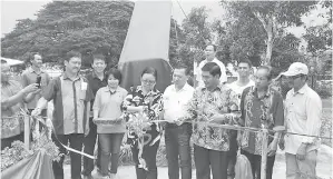  ??  ?? ANITA bersama Jerry, Jelius dan Webley memotong riben Goshen Memorial Park.