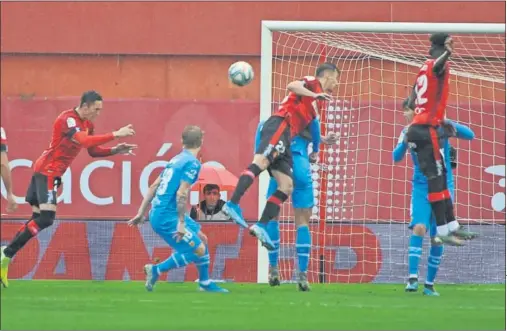  ??  ?? Raíllo marcó de cabeza el primer gol del partido, tras rematar una falta servida por Salva Sevilla.