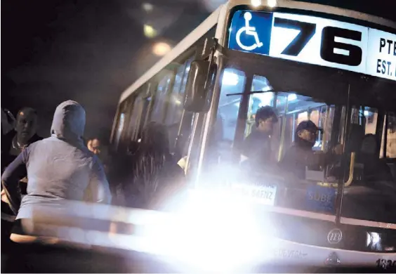  ??  ?? Pasaje a la villa. Un colectivo de la 76, anoche en pleno Flores. El delegado de la línea dice que los adictos les ofrecen a los choferes lo que roban.