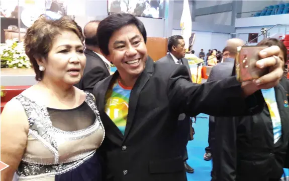  ?? JOY TORREJOS ?? Barangay Pajo Captain Junard "Ahong" Chan takes a selfie with Lapu-Lapu Mayor Paz Radaza following the latter's State of the City Address yesterday.