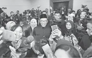  ?? — Gambar Bernama ?? CERIA: Anwar bergambar kenangan bersama pengamal media selepas mengangkat sumpah sebagai Anggota Dewan Rakyat pada Mesyuarat Kedua Penggal Pertama Majlis Parlimen ke-14 di Bangunan Parlimen di Kuala Lumpur semalam.