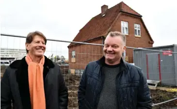  ??  ?? Arkitekt Freddie Eriksen og Ulrik Poulsen står bag projektet ved Randersvej. Det forventes at stå faerdigt om to år.