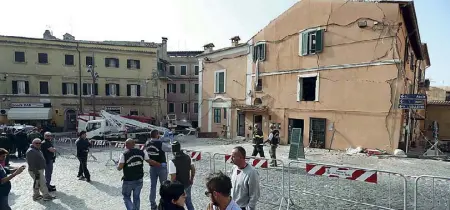  ??  ?? Pericolant­eLa palazzina in piazza Buttaroni dove sabato notte si è verificata la fuga di gas seguita dall’esplosione: 27 sfollati (foto Proto)