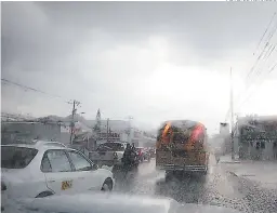  ?? FOTO: EL HERALDO ?? Las calles anegadas de la ciudad se debieron a la suciedad que acumulan los drenajes y no por la intensidad de las lluvias, según Cenaos.