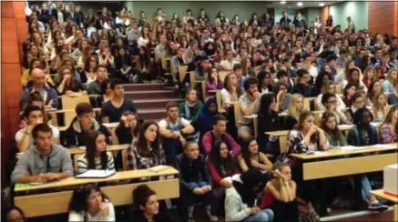  ??  ?? Un amphithéât­re bondé dans une université nantaise (image fournie par le syndicat Unef).