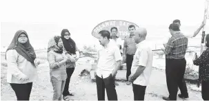  ??  ?? LAWAT: Rosey (dua kiri) dan Husaini (dua kanan) bersama wakil agensi kerajaan berkaitan melawat kawasan kejadian tanah runtuh di Pantai Tusan semalam.