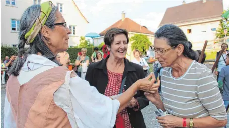  ?? FOTO: MARION BUCK ?? Gaukler, Prediger und Kräuterfra­uen: Vor Beginn der eigentlich­en Aufführung werden die Besucher auf besondere Weise unterhalte­n.