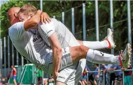  ?? FOTO: PETER HANSEN ?? Da freut sich der Rücken: Schöndorfs Doppeltors­chütze Matthias Happe wurde von einem seiner Mitspieler gefeiert.