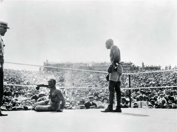  ??  ?? El 4 de julio de 1910, Jack Johnson derrotó a Jim Jeffries (en el suelo) en Reno, Nevada, en un combate que trascendió más allá del ring