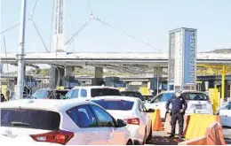  ?? ALEJANDRO TAMAYO U-T ?? Un agente de la Oficina de Aduanas y Protección Fronteriza (CBP) examina los vehículos que pasan por el puerto de entrada de San Ysidro.
