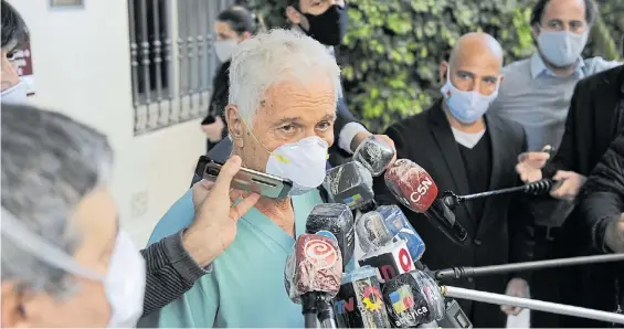  ?? FERNANDO DE LA ORDEN ?? Informe. El médico Pedro Ferraina, que operó al ex presidente Macri, dialoga con la prensa ayer en el Sanatorio Otamendi.