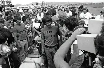  ??  ?? Above: Allan Mccall (right) at Pukekohe in January 1967 alongside the master, Jim Clarke Below: Allan Mccall (in the ‘Team Tui’ shirt) at Wigramin January 1977 after his driver Tom Gloy had just won