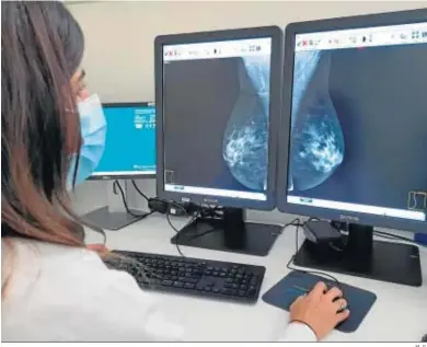  ?? M. G. ?? Una sanitaria observa una mamografía.