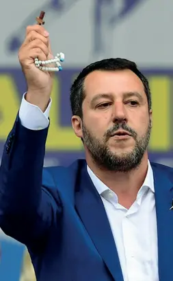  ??  ?? Il vicepremie­r Matteo Salvini mostra il rosario durante un comizio