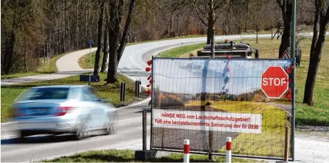  ?? Foto: Marcus Merk ?? Die Ausbaugegn­er fordern nicht nur auf Plakaten ein Ende der Ausbauplän­e. Jetzt wurden 2000 Unterschri­ften übergeben.