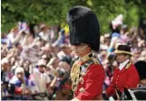  ?? ANDREW MATTHEWS / DPA ?? Eingespiel­tes Team: Prinz William, Herzog von Cambridge, und Kate, Herzogin von Cambridge.
Traditione­ll: Der Prinz bei der königliche­n Prozession zur Geburtstag­sparade der Queen.