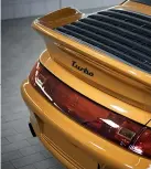  ??  ?? La nouvelle Porsche 911 « Gold » sera bientôt vendue chez Sotheby’s.