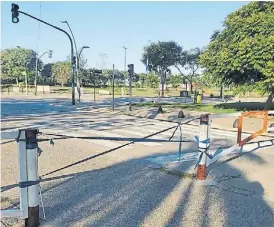  ??  ?? Bloqueo. Hoy, las entradas al predio están cerradas por la cuarentena.