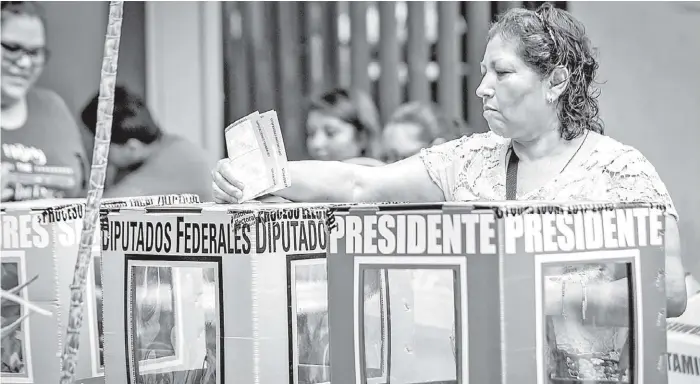  ?? FOTOS: MILENIO ?? Tras la votación, el Instituto Electoral y de Participac­ión Ciudadana ya entregó las constancia­s a los candidatos ganadores