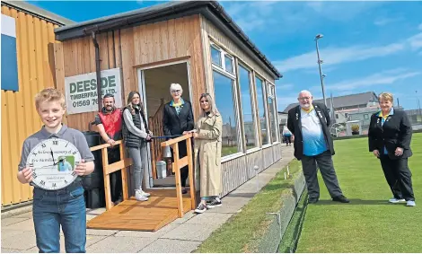  ??  ?? STAND UP: From left, Brandon Atkinson with the clock commemorat­ing his grandad, Mark Robertson from Deeside Timber, Marci Robertson, Aileen Pyper, Rachael Pyper, Dave Muncie and Sandra McWilliam. Picture by Kath Flannery.