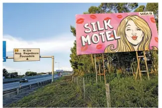  ??  ?? Em cima: suite no Motel Eclipse. Em baixo: acesso ao Eclipse, com publicidad­e da concorrênc­ia