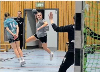  ?? FOTO: WITTENMEIE­R ?? Jasmina Zimmermann (mit Ball), auf unserem Archivfoto im Trikot des SV Zweibrücke­n, ist eine von sieben Spielerinn­en, die die HF Köllertal nach der Saison verlassen werden.