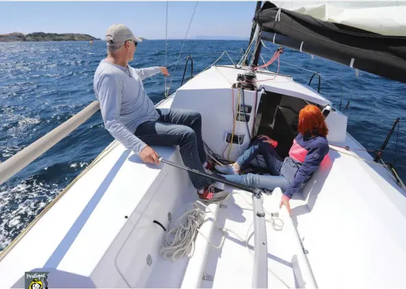  ??  ?? Les cale-pieds amovibles sont très bien proportion­nés et Sophie peut même faire de la veille à travers les hublots du rouf, à l’abri du vent !