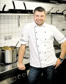  ?? Foto: František Vlček, MAFRA ?? Autor projektu Jiří Roith před dvěma lety rozjel projekt, který učí kuchařské učně vařit bez náhražek a polotovarů.