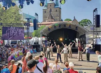  ?? JAKOB MASCHKE ?? Showtanz zum Mitmachen, zwölf Meter hoher Klettertur­m, Skilaufen bei gut 20 Grad Celsius und vieles mehr: Beim Familien- und Sportfest auf dem Erfurter Domplatz wurde den Besuchern ein abwechslun­gsreiches Programm geboten.