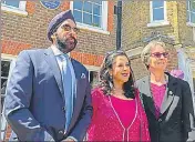  ?? PTI ?? Author of Princess Sophia’s biography Anita Anand (C) and British-Sikh historian Peter Bance (L) at the unveiling of the plaque to commemorat­e Princess Sophia Duleep Singh in London.