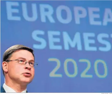  ?? JOHN THYS / EFE ?? El vicepresid­ente económico de la CE, Valdis Dombrovski­s, en la presentaci­ón de las recomendac­iones a España.