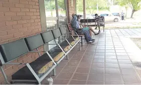  ?? ?? Pacientes esperan ser atendidos debajo de techos visiblemen­te destruidos por la humedad y las goteras.
Asientos viejos y con los forros muy rotos esperan a los pacientes que acuden a consultar o a tratarse contra el cáncer.