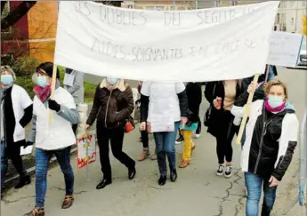  ??  ?? Un petit groupe de manifestan­ts se dirige vers le local de la CGT.