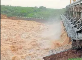  ?? PTI PHOTO ?? The water level rises above the danger mark in Sipu dam in Deesa, Gujarat, on Wednesday. The state government has said 31 of the state’s 209 reservoirs have been out on high alert.