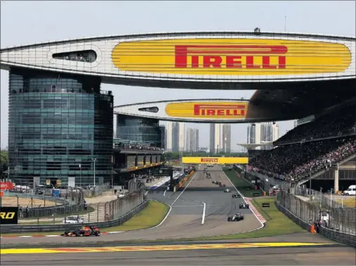  ??  ?? DIFICULTAD­ES. Las largas rectas del circuito de Shanghái van a poner en serios apuros al monoplaza de Alonso, como reconocen en McLaren.
