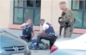  ??  ?? Abatido. Policias rodean el cuerpo del atacante en Bruselas.