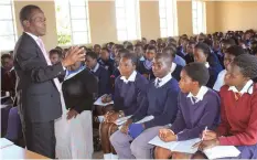  ??  ?? Mr Morris Mtisi speaks to senior students at Chitakatir­a High School recently