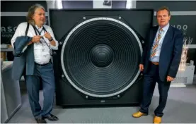  ??  ?? Den Größten! Selbst alte HiFi- Hasen wie AUDIO- Chef Andreas Eichelsdör­fer ( l.) und Dr. Michael Hackenberg waren von Ascendos 50- Zöller beeindruck­t.