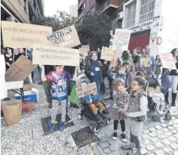  ?? ÁNGEL DE CASTRO ?? Una de las protestas de las familias de Caneto por la reapertura del colegio.