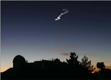  ?? KARL MONDON — STAFF PHOTOGRAPH­ER ?? A meteor creates a visible cloud of gas and liquid on the horizon above Lick Observator­y east of San Jose on Wednesday.