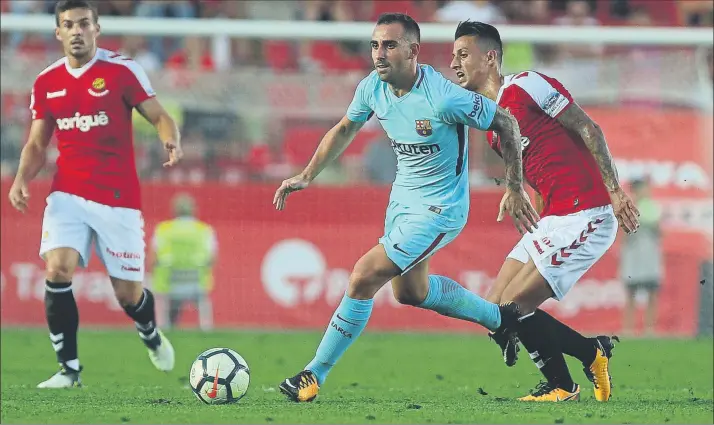  ?? FOTO: PEP MORATA ?? A quince minutos para el final del partido, Paco Alcácer efectuó un magistral lanzamient­o de falta que se coló como un obús a la izquierda de la portería del Nàstic. Sin Messi ni Rakitic, asumió la autoridad de los lanzamient­os