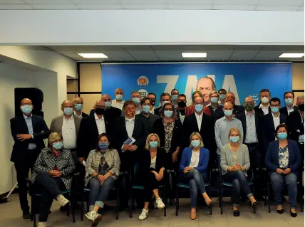  ??  ?? Foto di gruppo Luca Zaia al centro con i 33 consiglier­i della Lega e della Lista Zaia eletti a Palazzo Ferro Fini