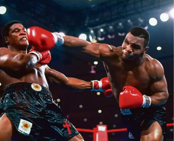  ?? Photos AP et Douglas C. Pizac. AP ?? A gauche, le dernier combat de Mohamed Ali, face à Trevor Berbick, le 11 décembre 1981. Ci-contre, le même Berbick face à Mike Tyson, le 22 novembre 1986.