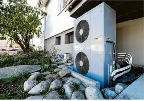 ?? Foto: Silas Stein/ dpa ?? Die Lüftungsan­lage einer Wärmepumpe vor einem Wohnhaus: In der Bundesregi­erung ist das Heizen der Zukunft ein Streithema.