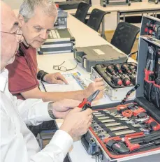  ?? FOTO: KLAUS ERICH HAUN ?? Zangen und Schraubenz­ieher im Check: Die Redaktion der Zeitschrif­t „Selbst ist der Mann“und die Versuchs- und Prüfanstal­t (VPA) haben Werkzeugko­ffer getestet.