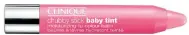  ??  ?? El formato lápiz de Chubby stick, baby tint, Clinique (20 €), facilita la aplicación y permite dibujar y rellenar los labios, que adquieren un tono rosa chicle suave.