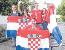  ??  ?? ... um auch gemeinsam mit kroatische­n Fans zu feiern – auf dem Place de Feyzin.