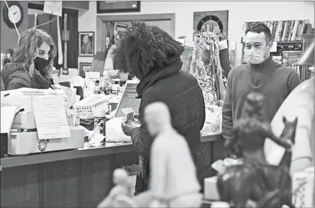  ?? ABEL URIBE/CHICAGO TRIBUNE ?? Co-owners Tammie Felix-Frye, left, and her brother Jon Felix, right, help one of their regular customers at Sell It Again, Sam in Richton Park.