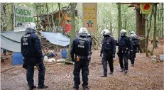  ?? FOTO: BERG/DPA ?? Ein Großaufgeb­ot der Polizei hat gestern im Hambacher Forst in NRW die Räumung des Protestcam­ps beaufsicht­igt. Es blieb friedlich.